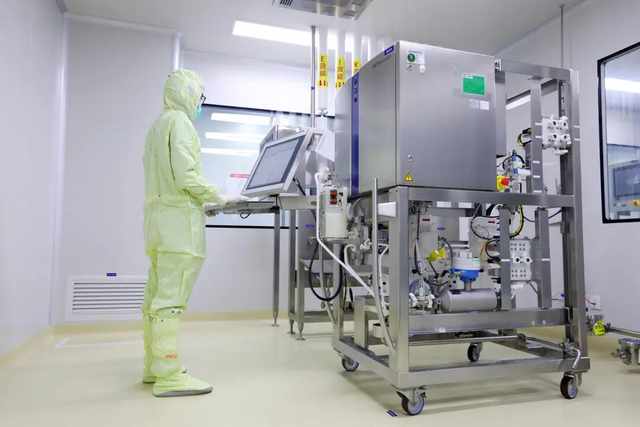 在石药明复乐生产车间的层析间内,下游纯化操作员正在操作层析系统。受访者供图